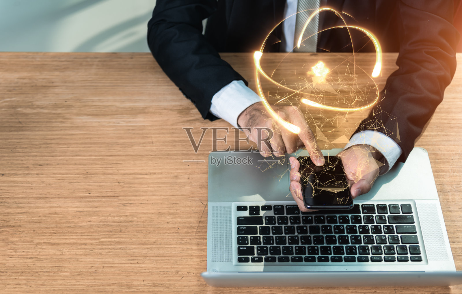 商人致力于智能手机与社交网络图表照片摄影图片