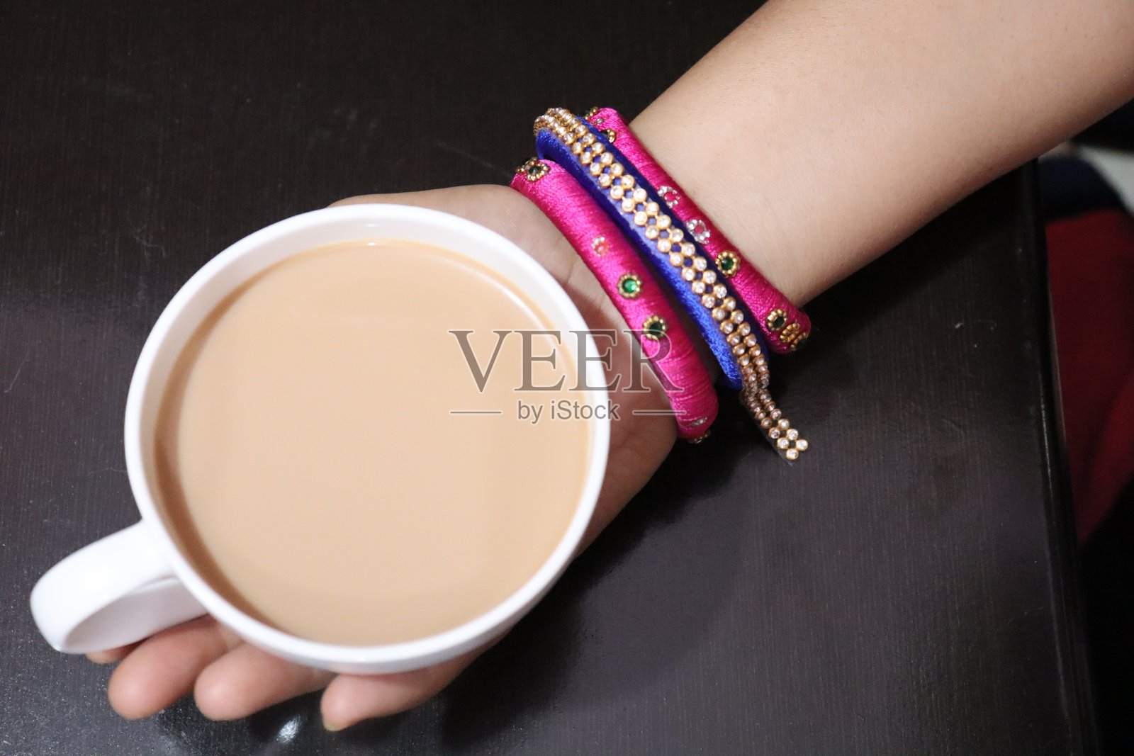 马萨拉奶茶热在华丽的金杯和茶碟在白色的背景照片摄影图片