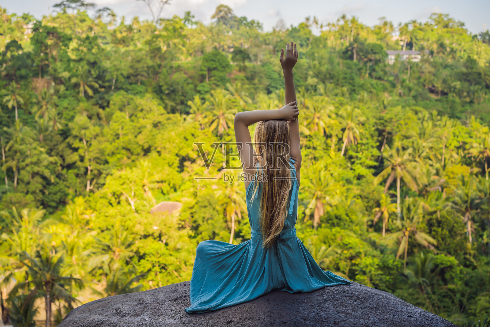 年轻女子在日落或日出时在美丽的山区练习瑜伽或普拉提照片摄影图片