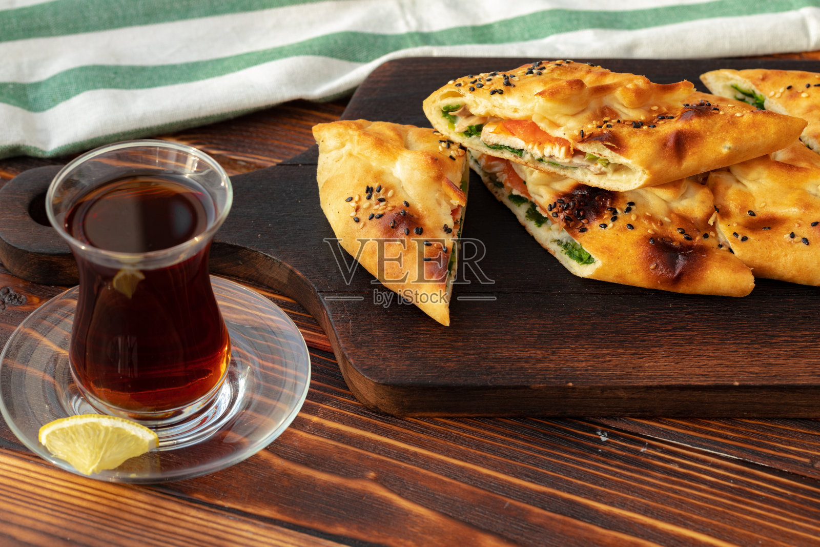 特写土耳其派面包在木桌上照片摄影图片