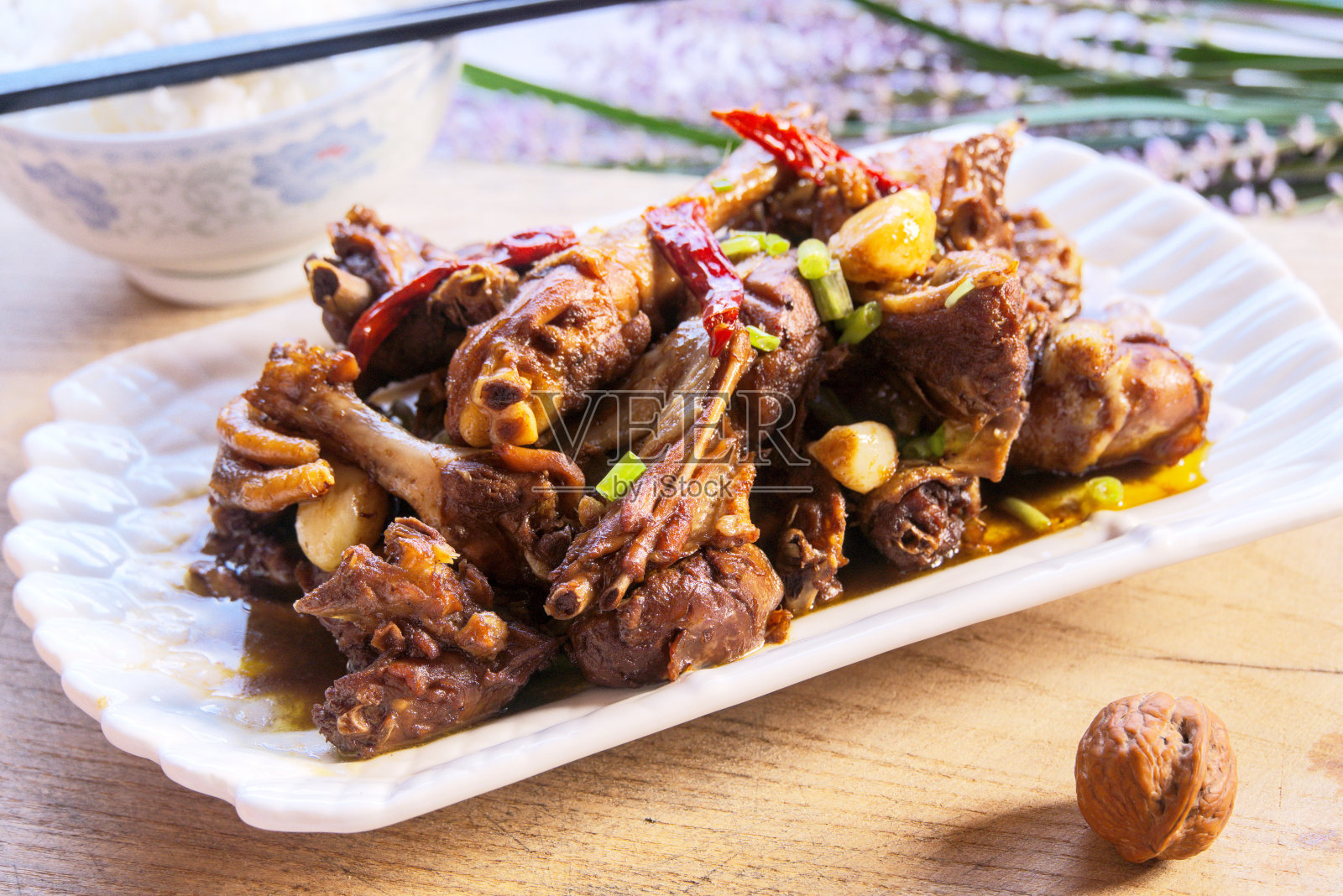 特写鸡腿，米饭，核桃，筷子，景深照片摄影图片