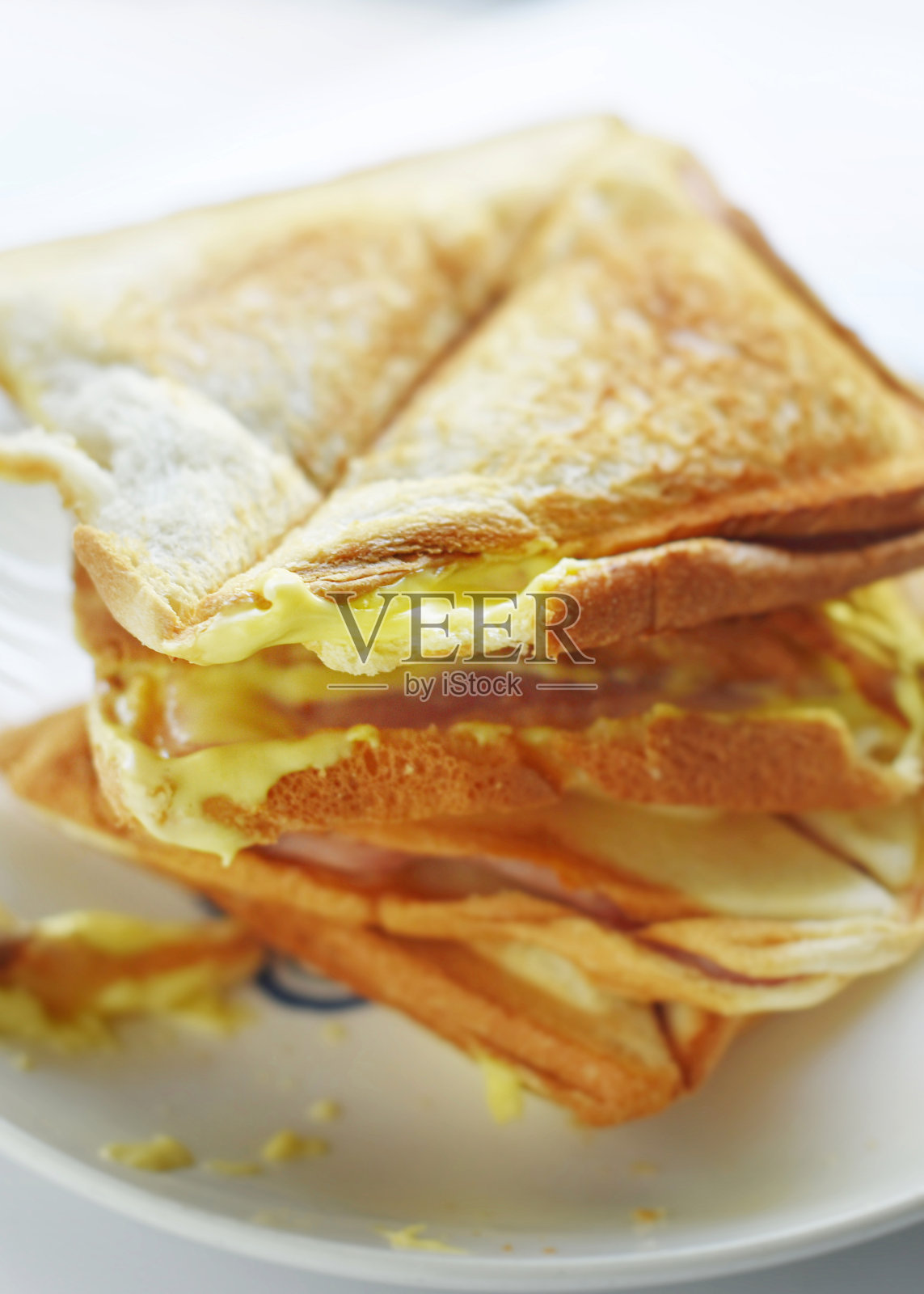 在白色背景的白色盘子上烤面包照片摄影图片