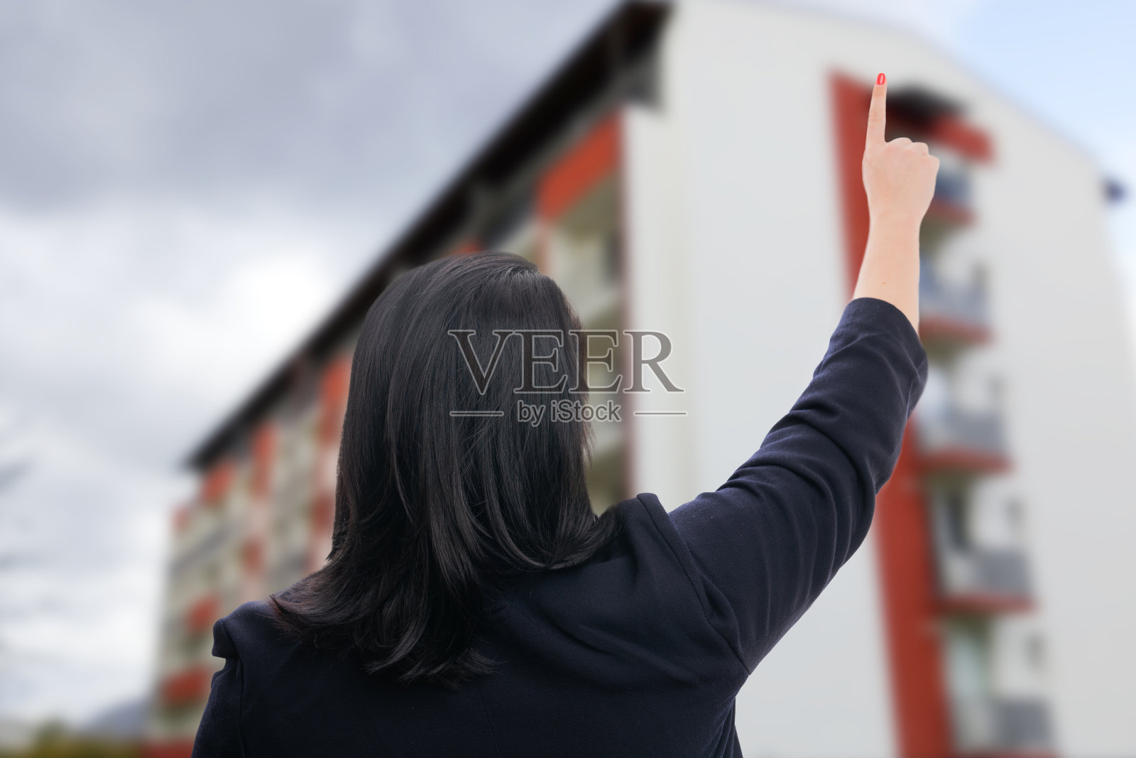 女商人穿着西装触摸透明屏幕显示照片摄影图片