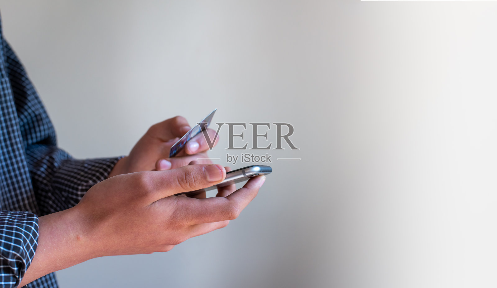 用信用卡和手机在线支付账单或购物照片摄影图片