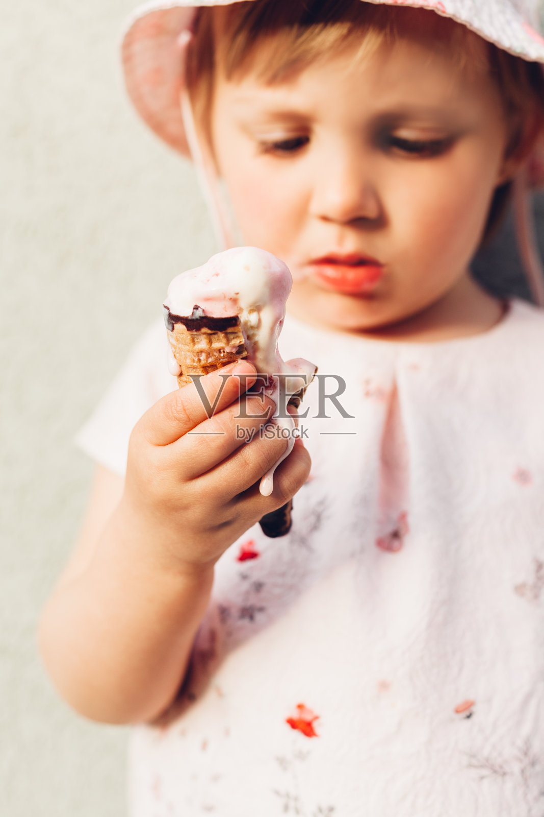 小女孩吃冰淇淋照片摄影图片