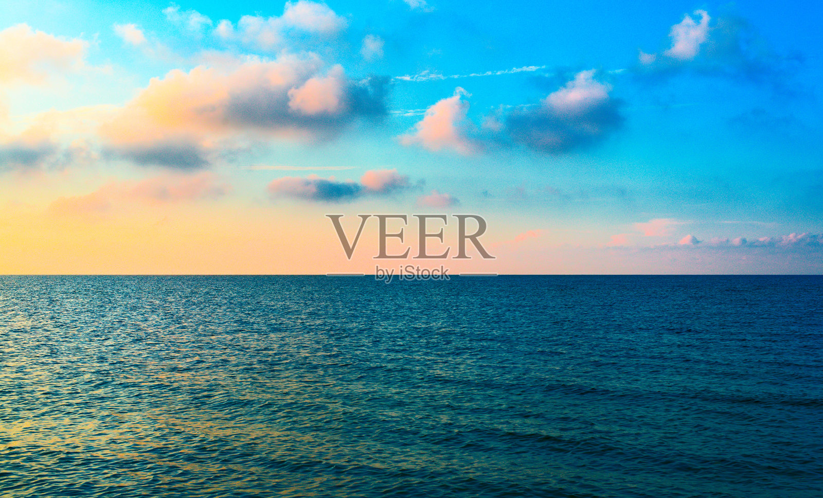 蓝色海面上的彩云。照片摄影图片