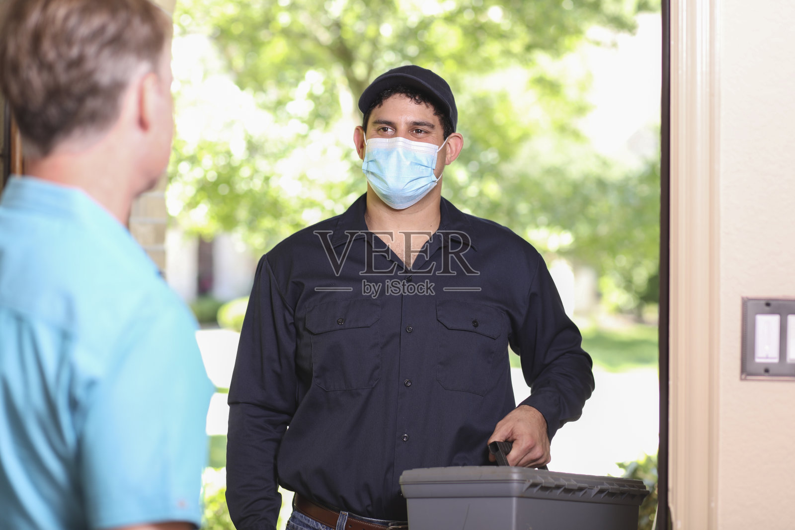 拉丁后裔修理工，技术员上门拜访客户。照片摄影图片