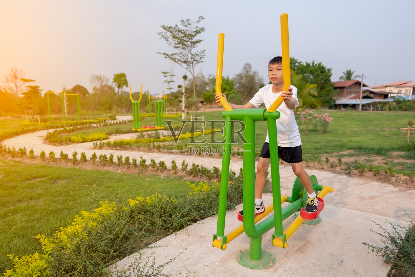 孩子们在公园的操场上玩耍照片摄影图片