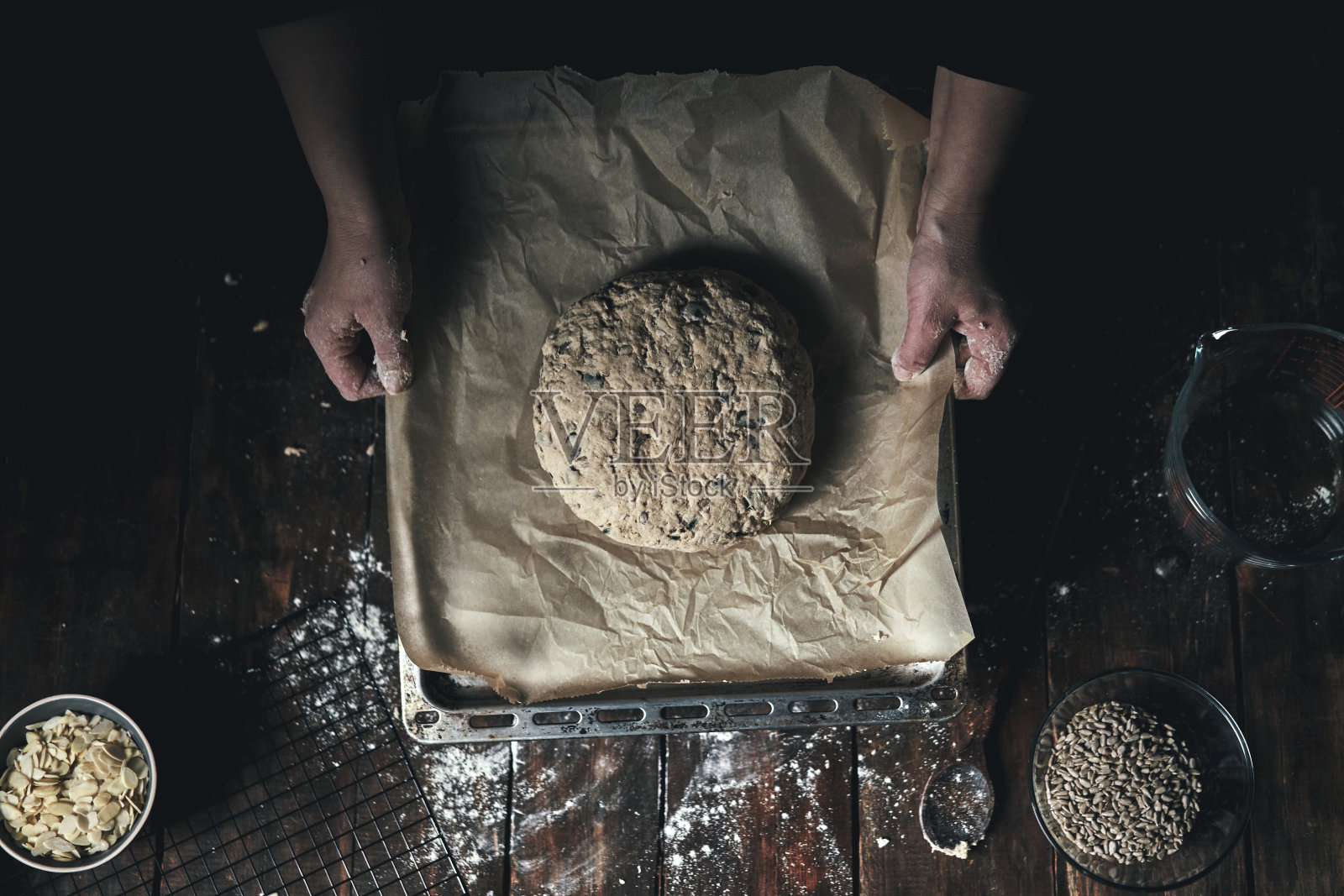 用手揉面包照片摄影图片