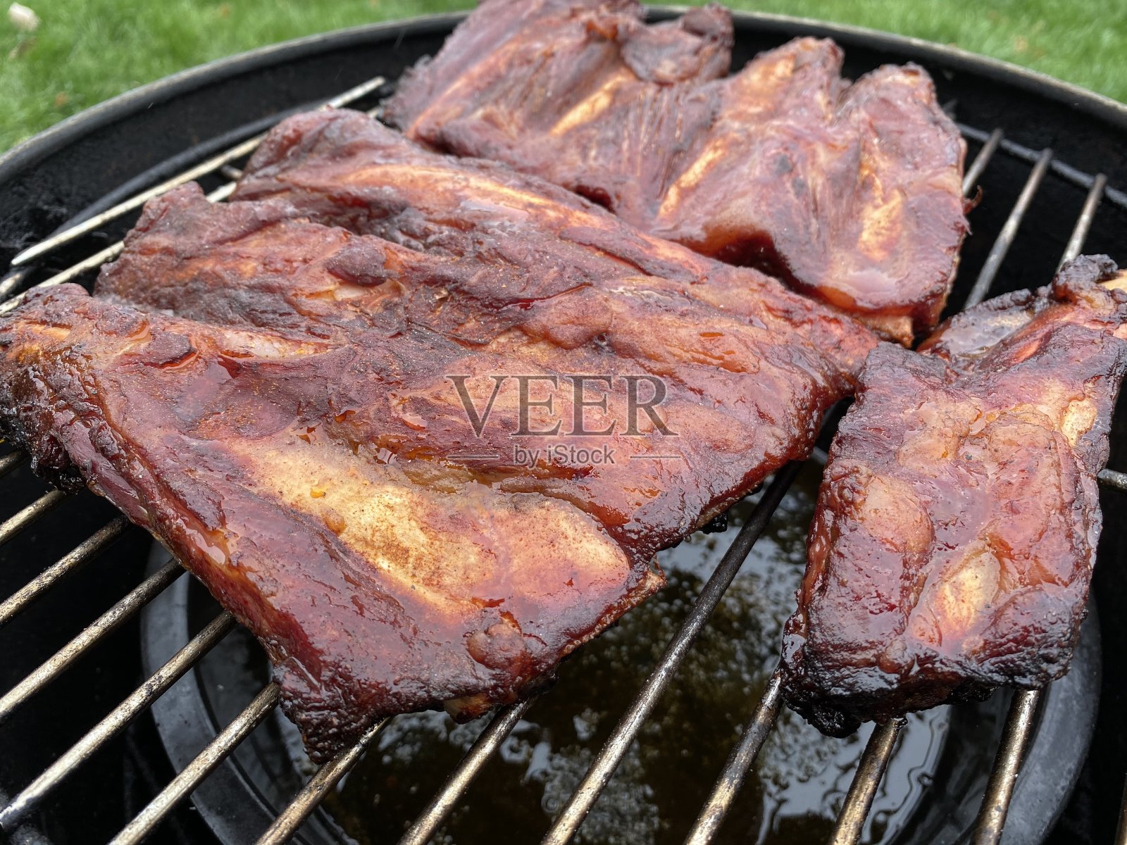 用烟熏制的牛排照片摄影图片