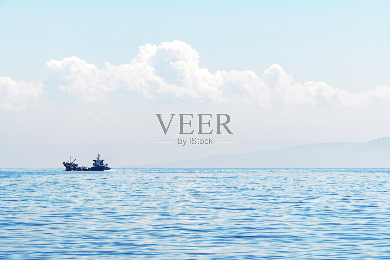 干货船在一个阳光明媚的日子驶离照片摄影图片