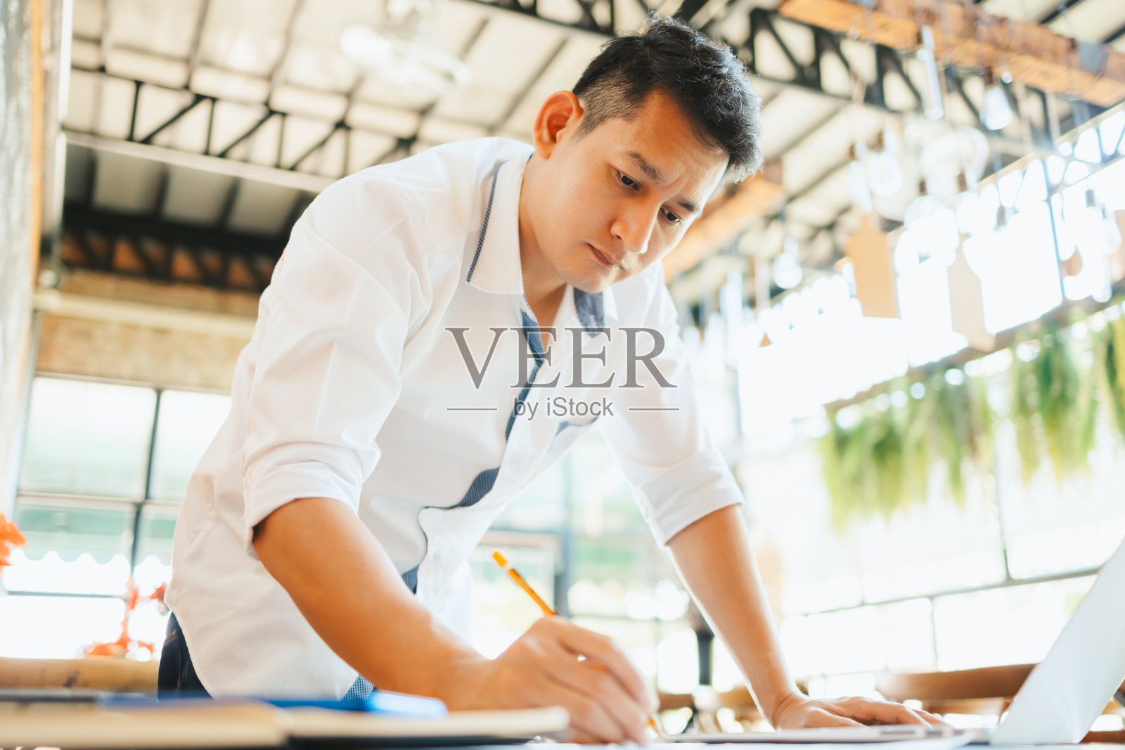 行政业务员做报告，计算差额。分析业务收入图表、图表和表格中的数据。照片摄影图片