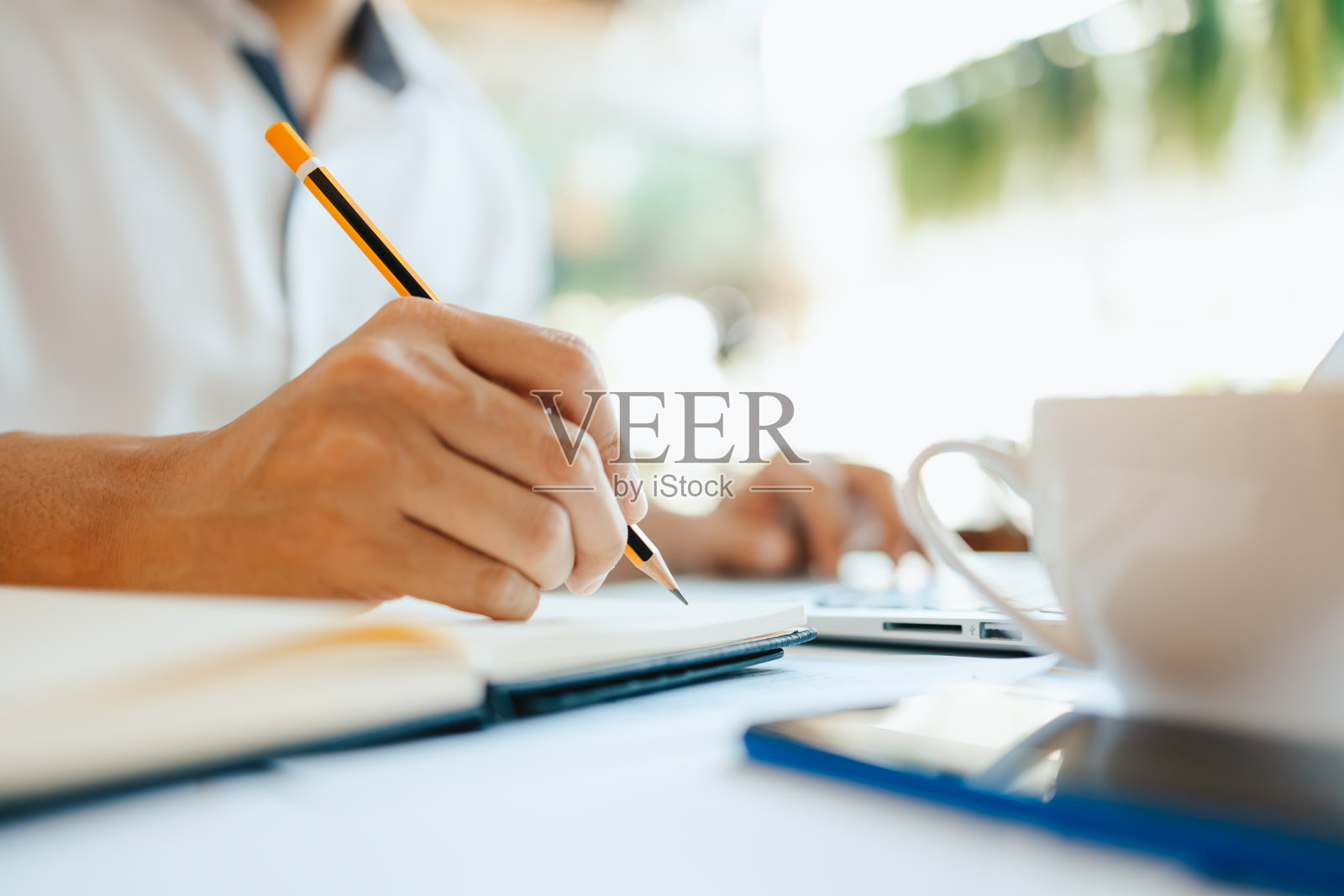 行政业务员做报告，计算差额。分析业务收入图表、图表和表格中的数据。照片摄影图片