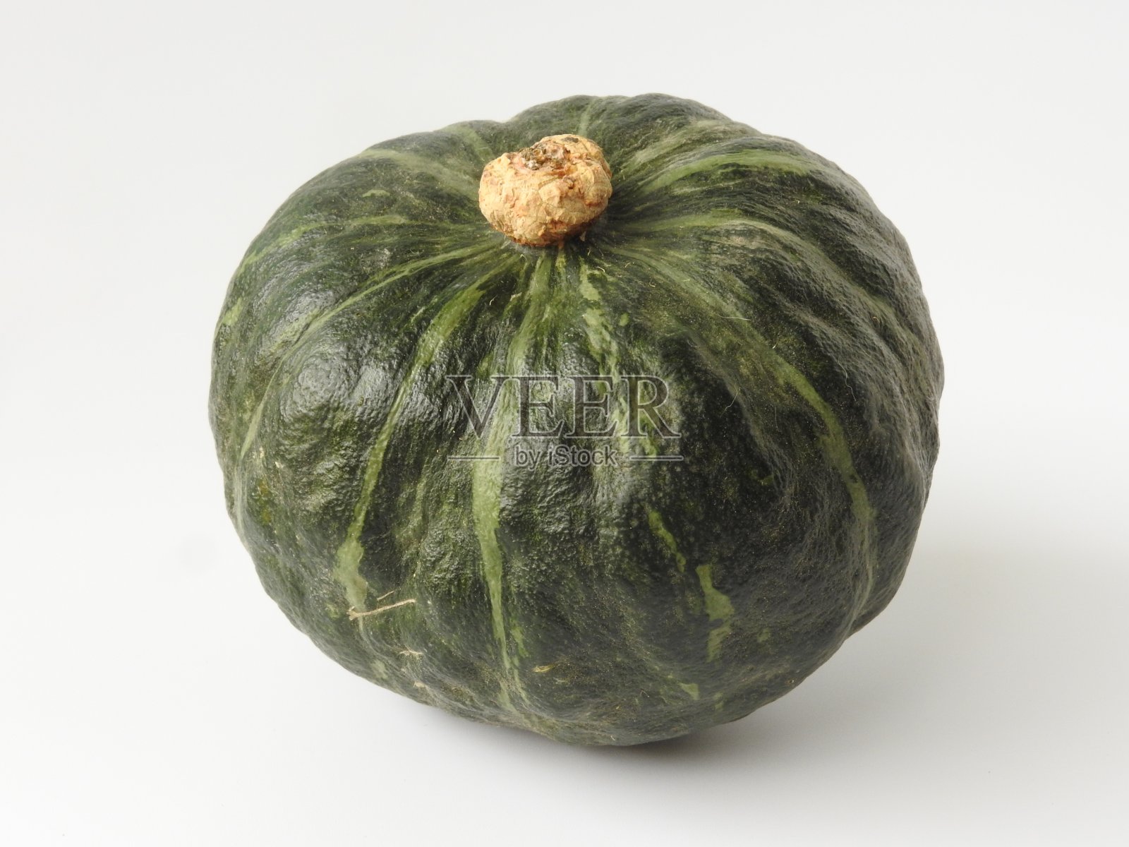 生的，生的日本绿南瓜孤立在白色的背景。照片摄影图片