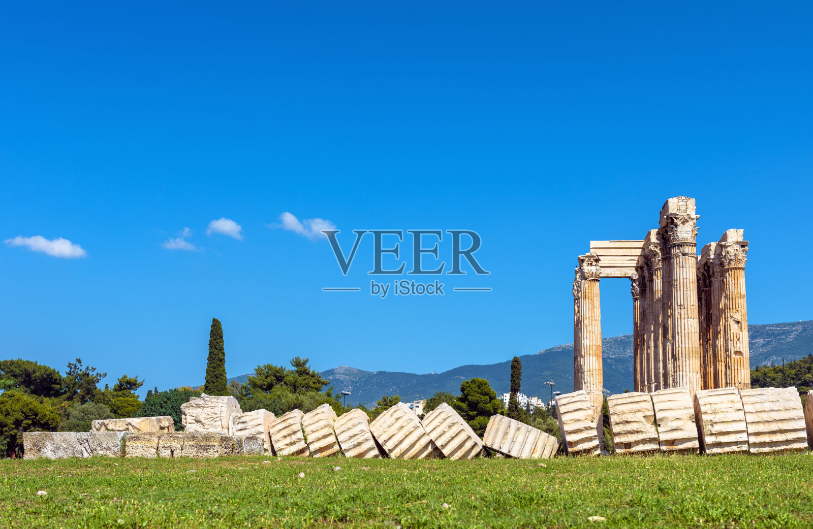 希腊雅典的奥林匹亚宙斯神庙倒下的圆柱照片摄影图片