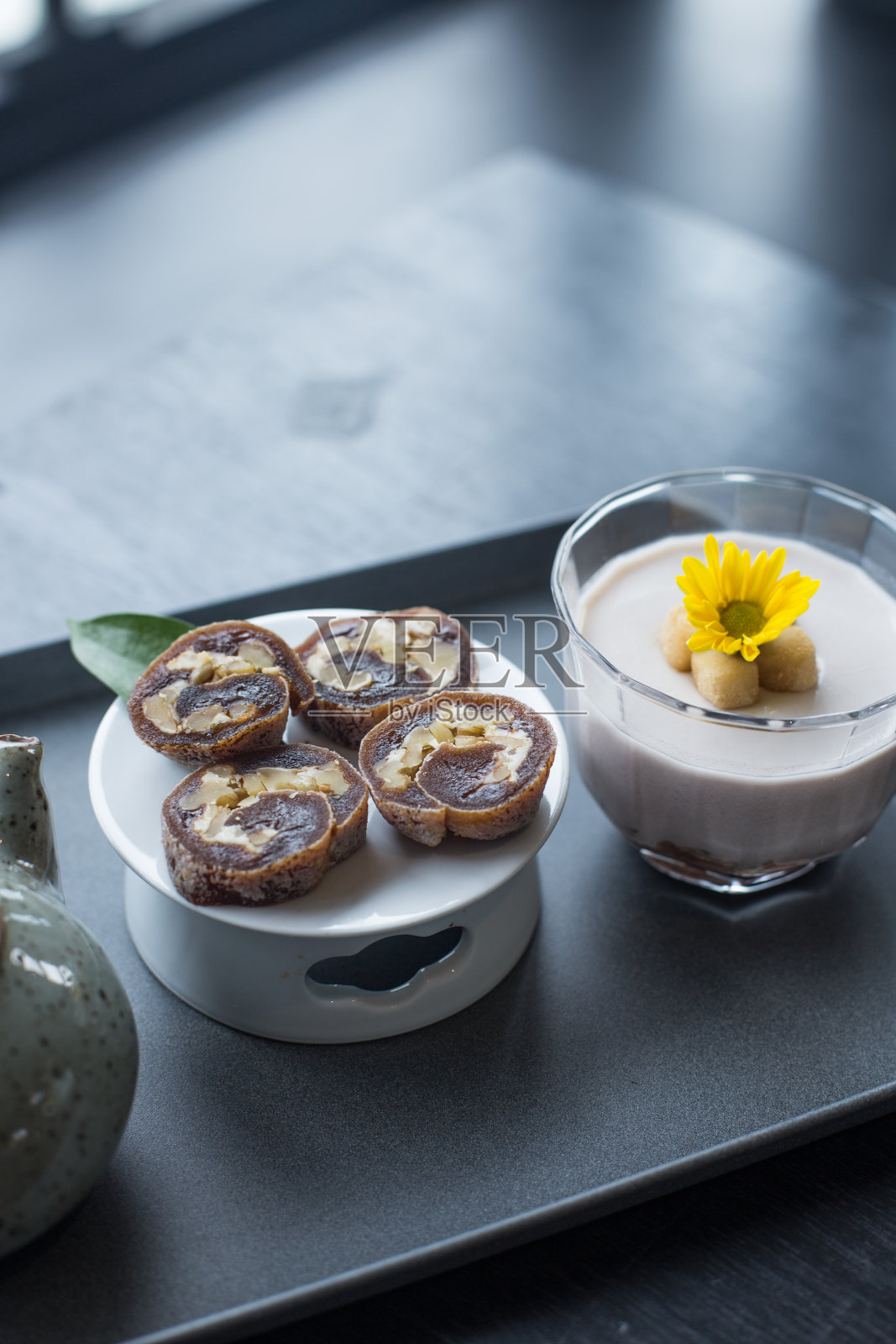 手工核桃干柿子卷图片。照片摄影图片