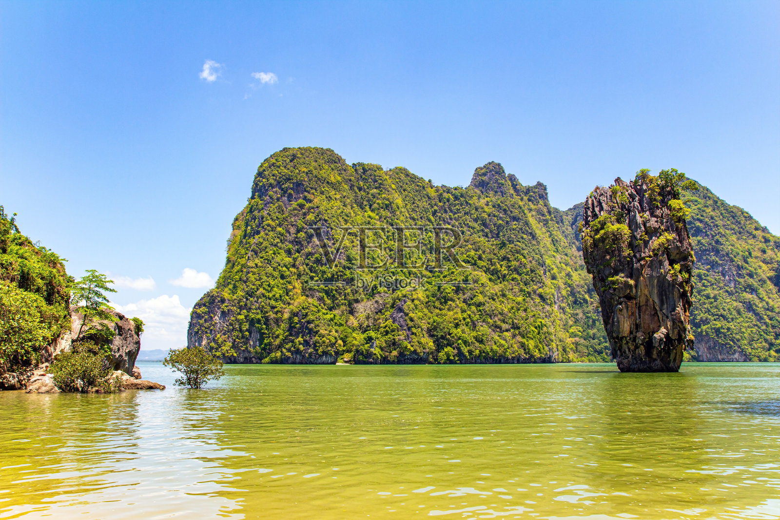 悬崖上长满了草照片摄影图片