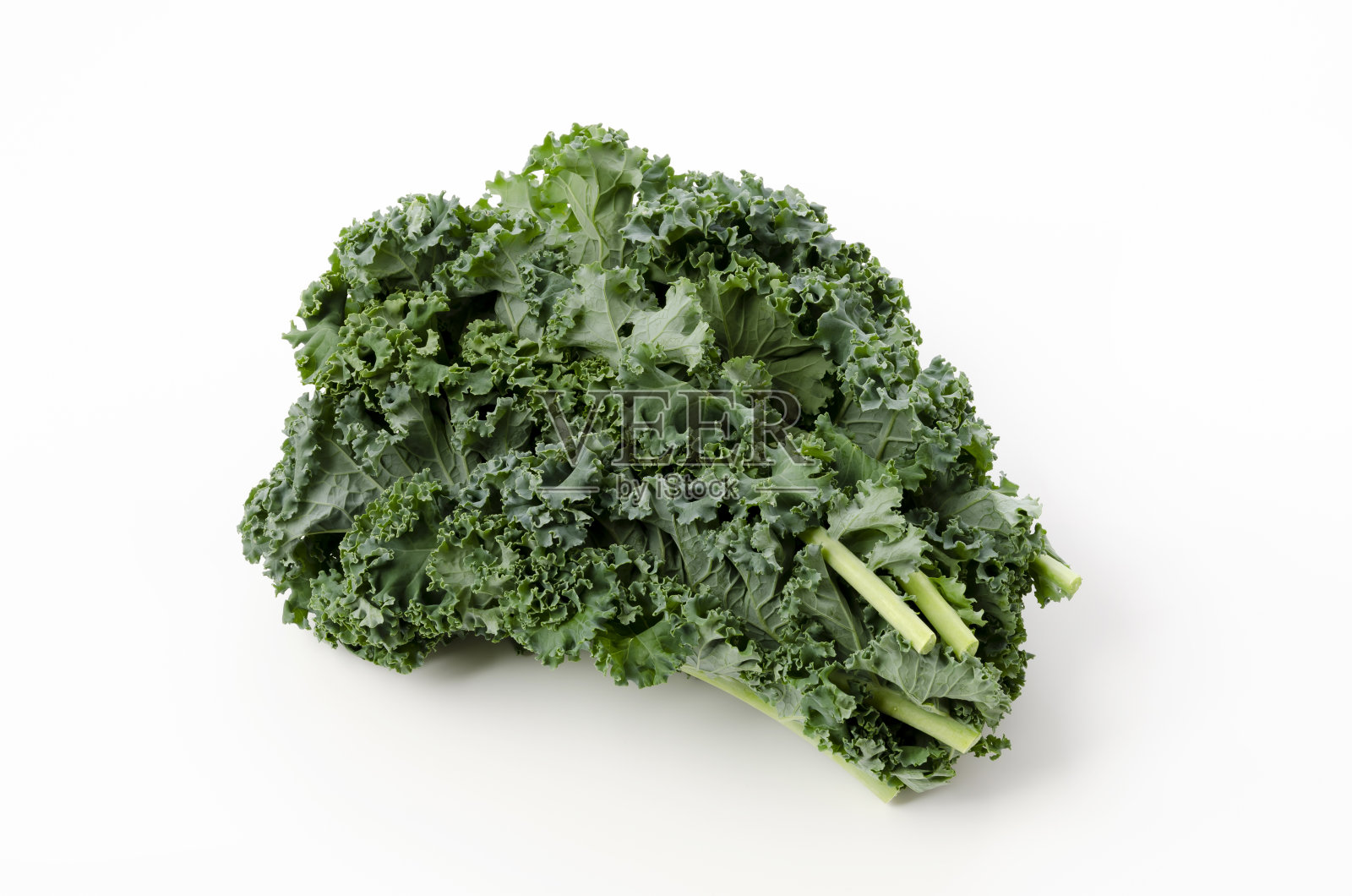 新鲜卷曲的绿色羽衣甘蓝在白色的背景照片摄影图片