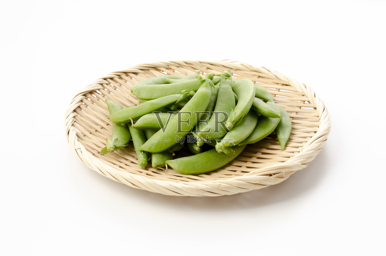 白底竹网上的糖豆照片摄影图片