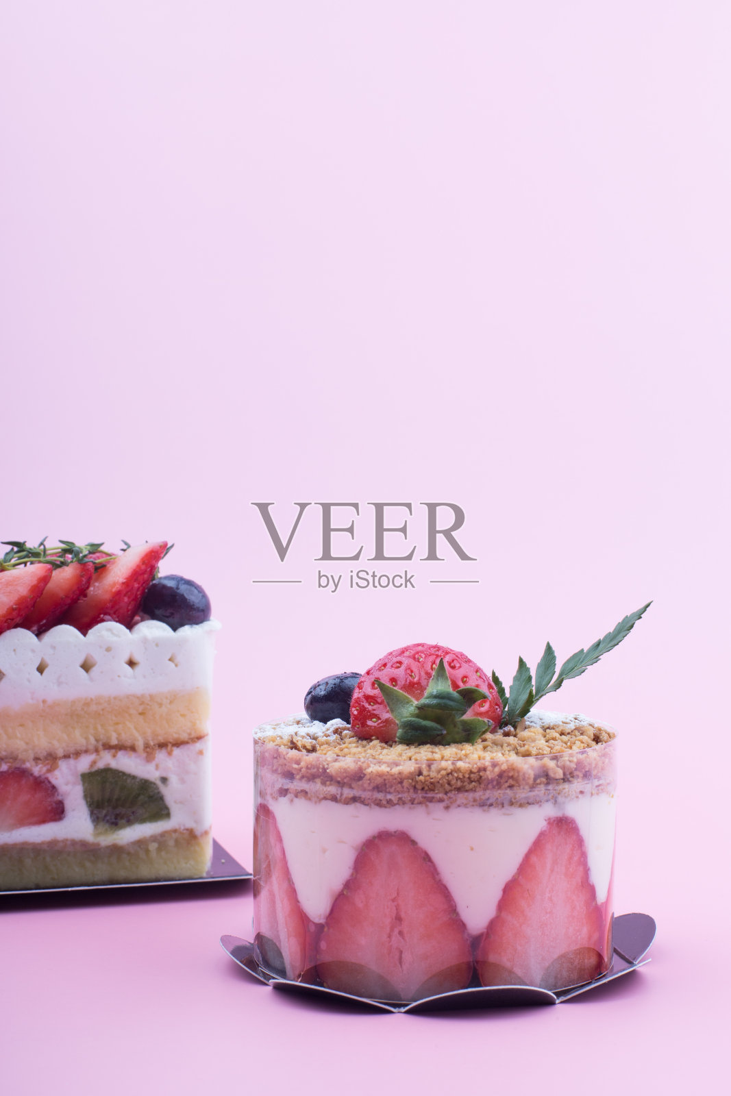 鲜嫩草莓蛋糕，粉底奶油。照片摄影图片