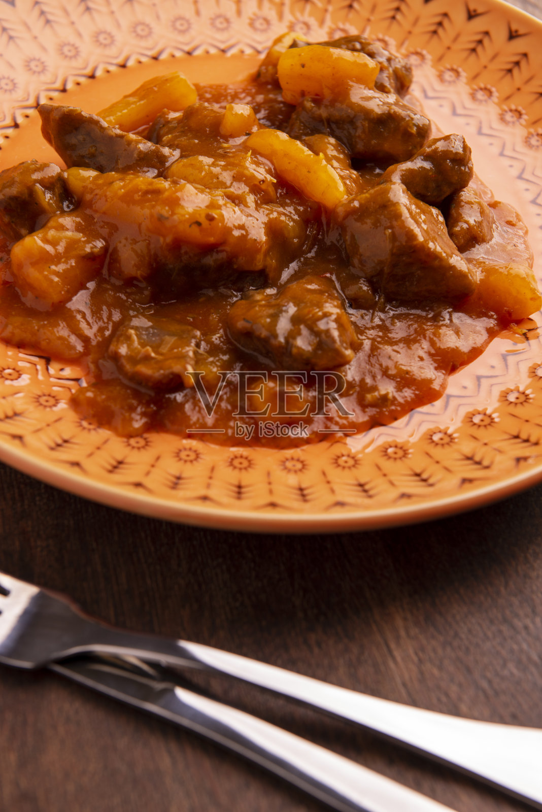 木桌上盛有煮熟的木薯和肉照片摄影图片