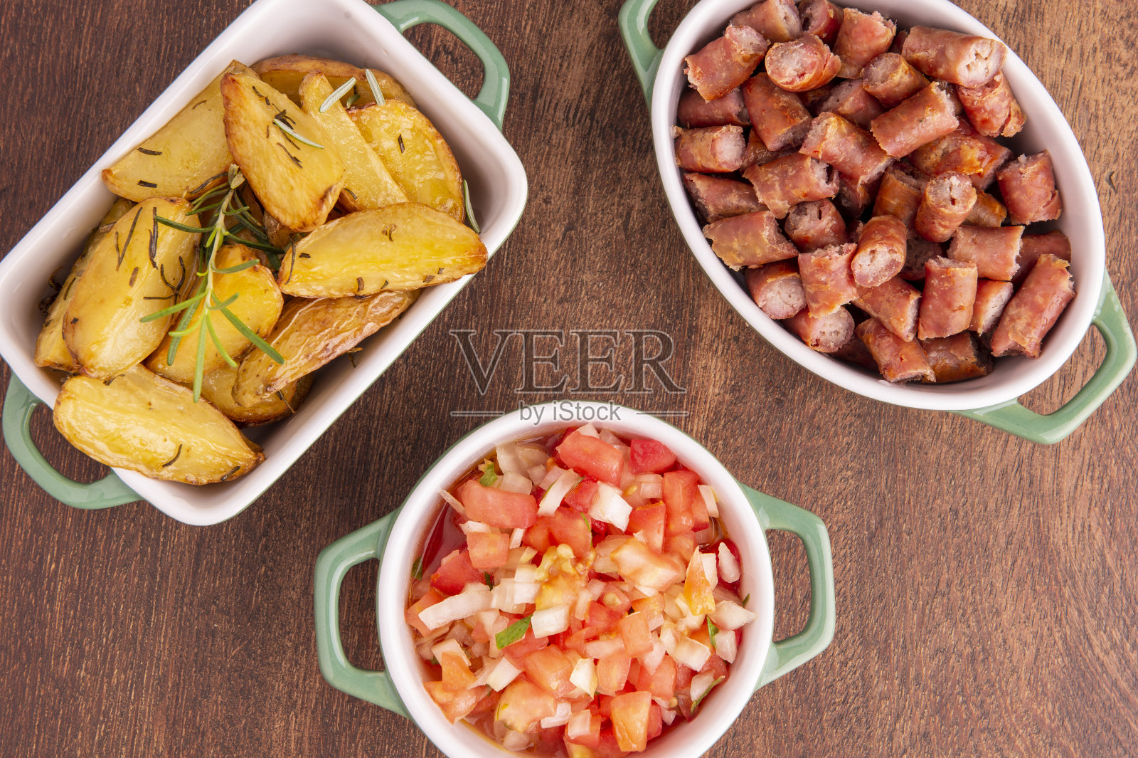 一份烤土豆，香肠和醋汁照片摄影图片