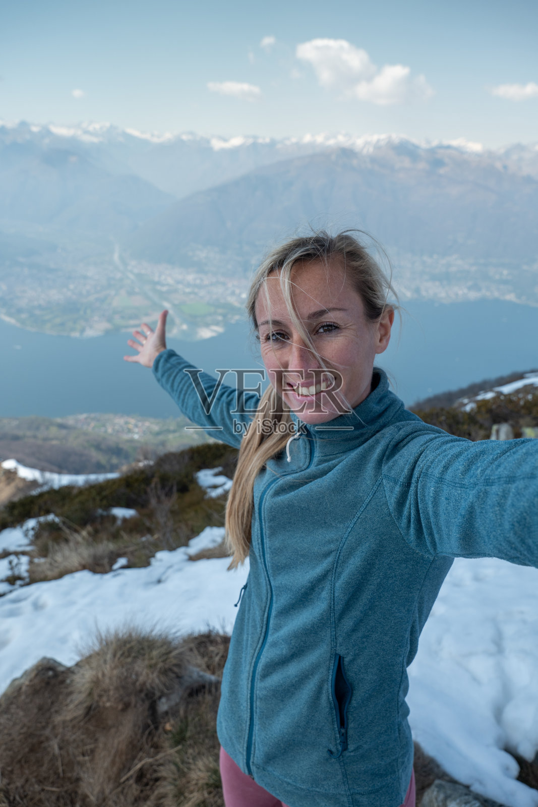 女徒步者在山顶自拍照片摄影图片