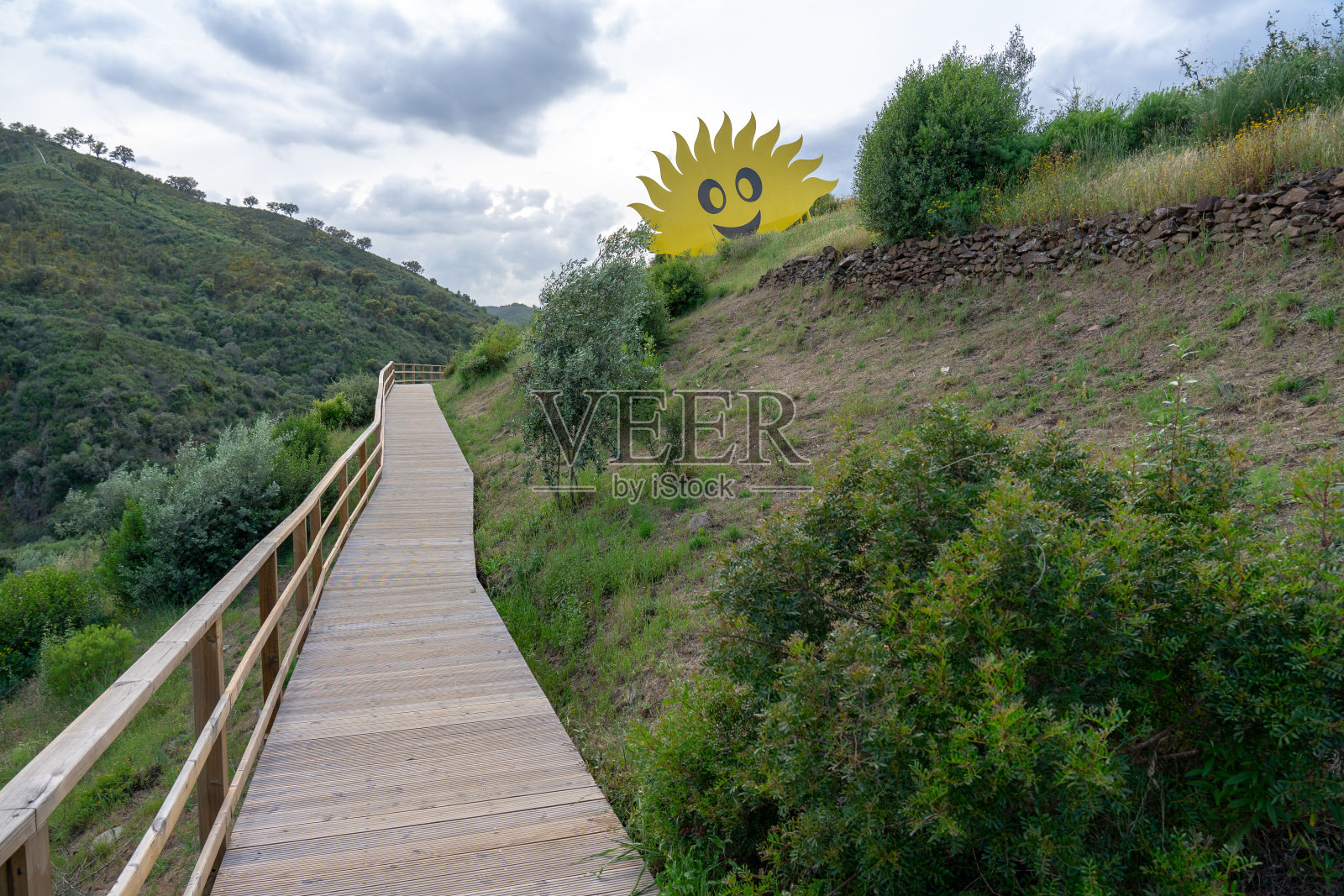 巴萨达阿米拉的尼萨人行道上的木结构小径照片摄影图片