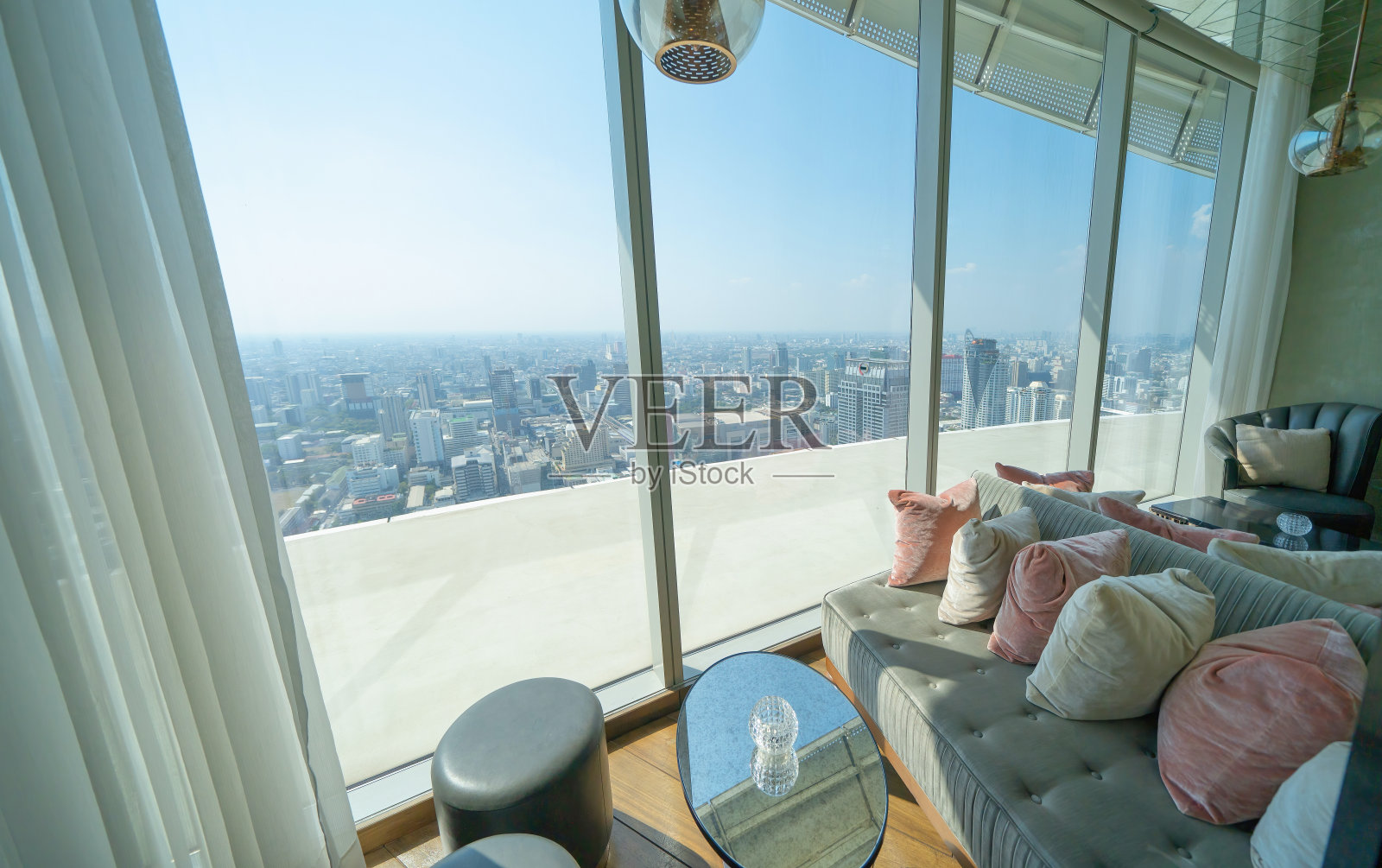 酒店内部设有现代化的大堂、入口和接待、等候区，室外、室内均可观赏城市景观。照片摄影图片