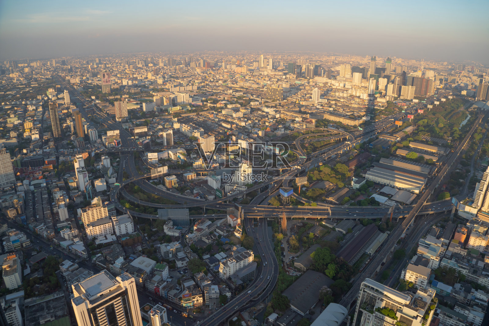 汽车在高速公路或高速公路上行驶的鸟瞰图。立交桥、街道、道路在建筑网络中的连接概念。前视图。城市，曼谷，泰国。照片摄影图片