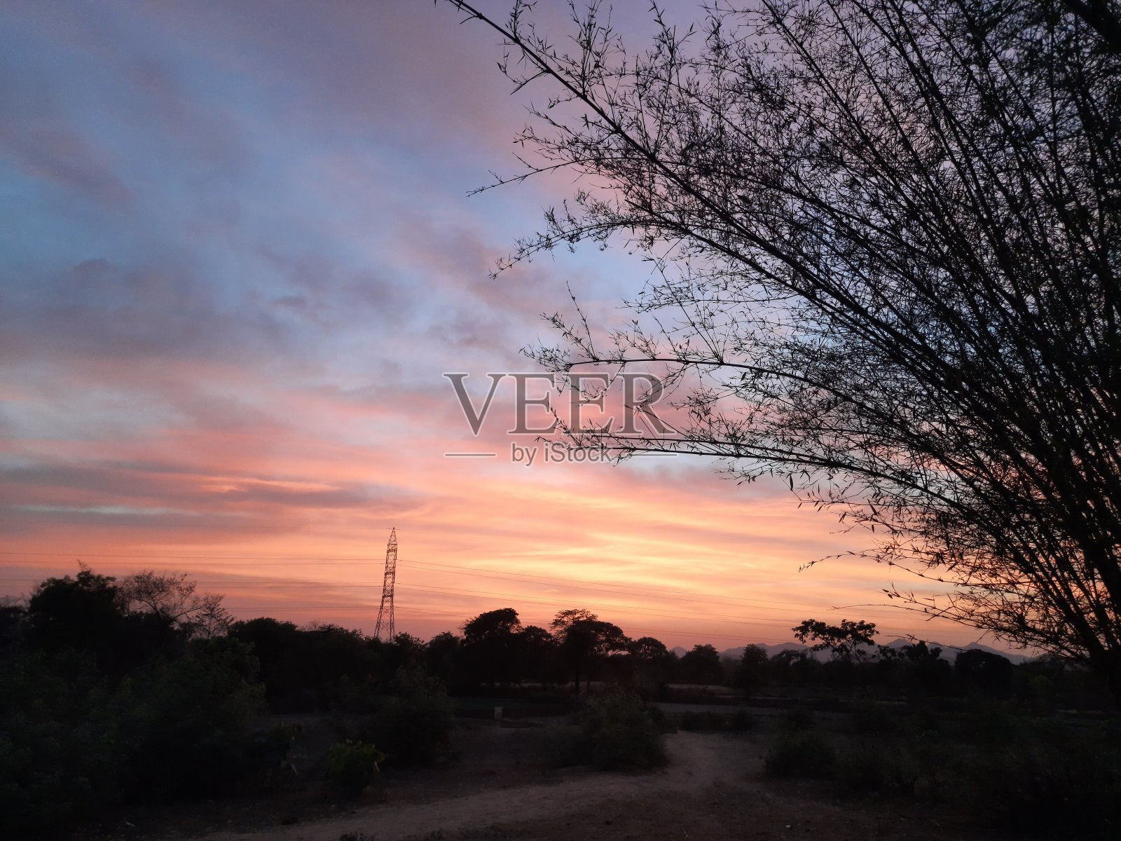 日落天空与自然。照片摄影图片
