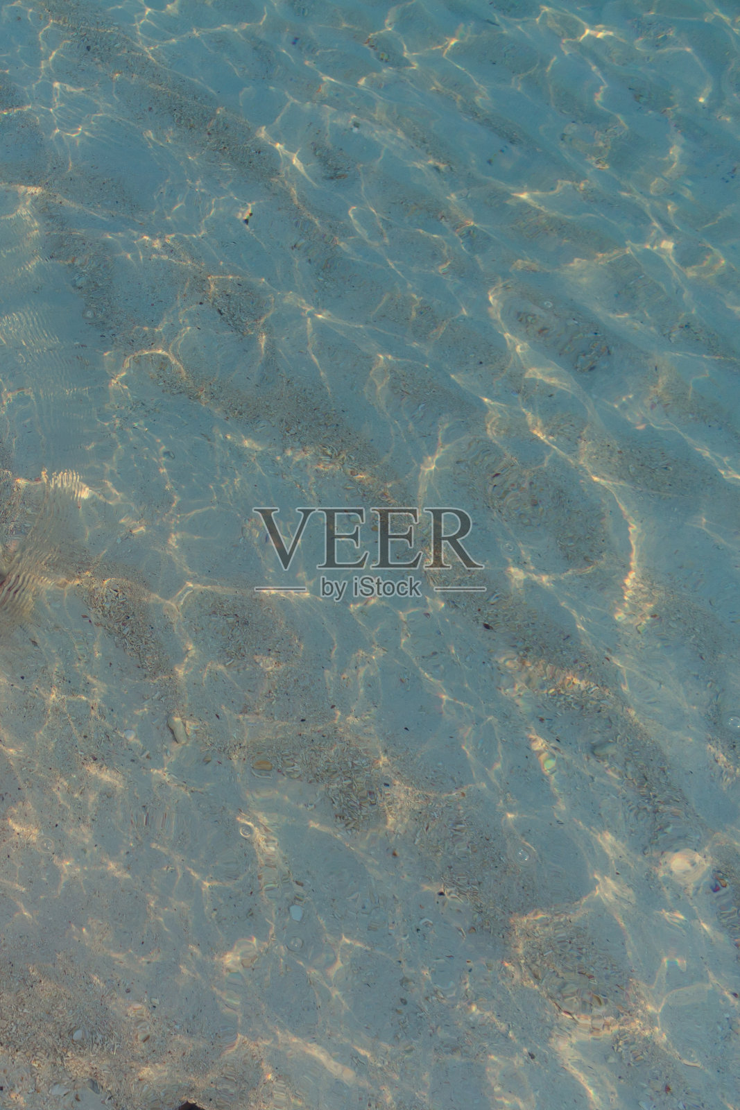 早晨暴风雨来临前的海滨照片摄影图片