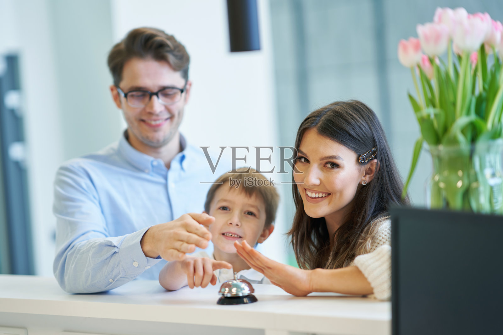 家人入住酒店的照片照片摄影图片
