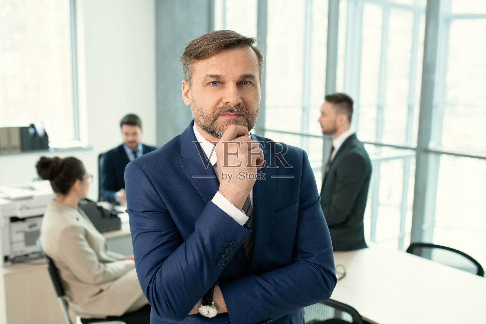 会议室里沉思的行政人员照片摄影图片