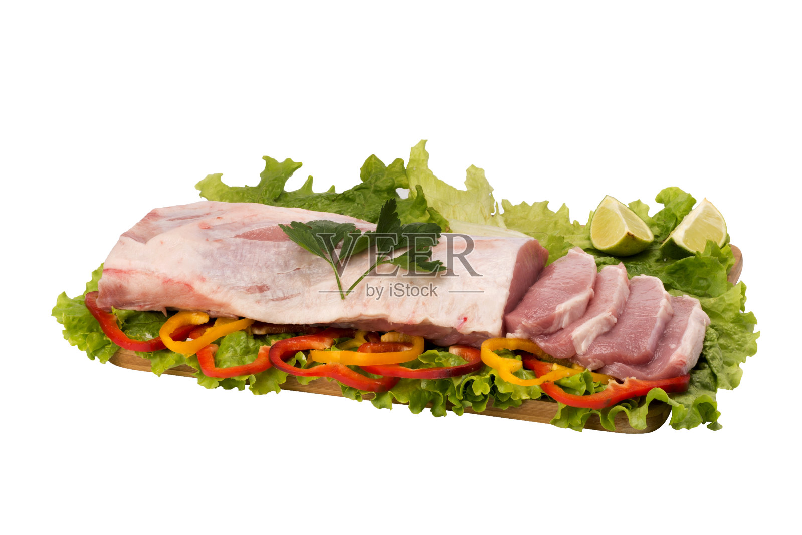 砧板上白底的生猪肉。照片摄影图片