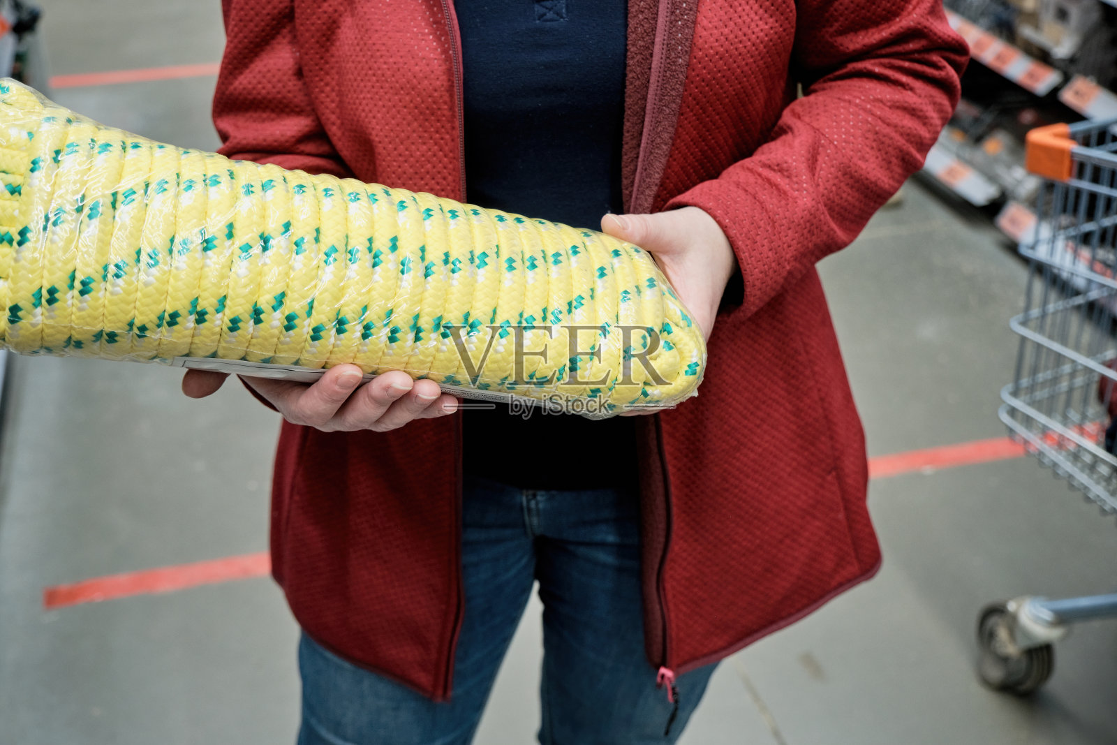 建材店里的妇女为高层工作选择购买安全绳照片摄影图片