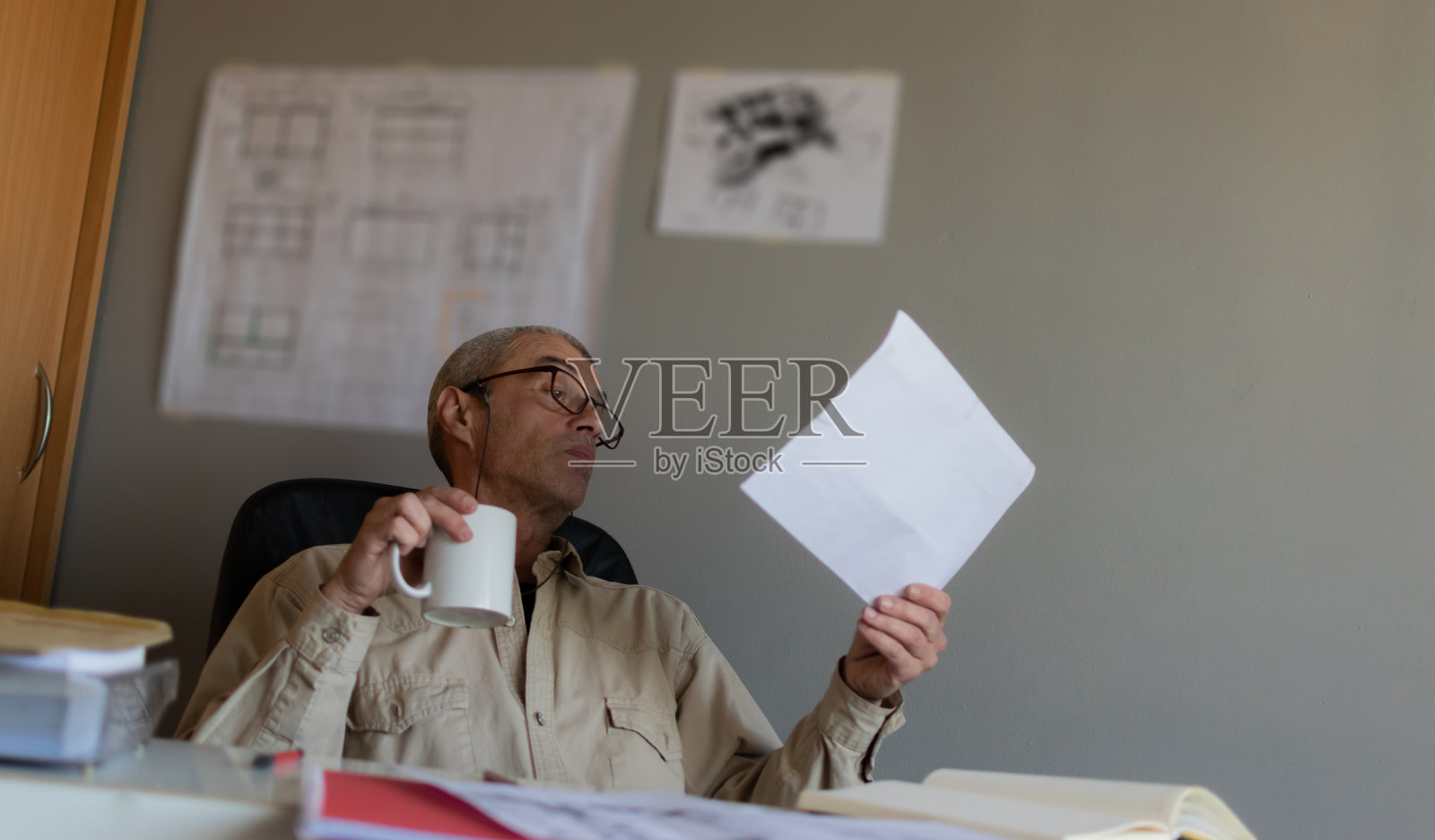 工程师在他的办公室里工作，试图找到一个解决未来工作的办法。照片摄影图片