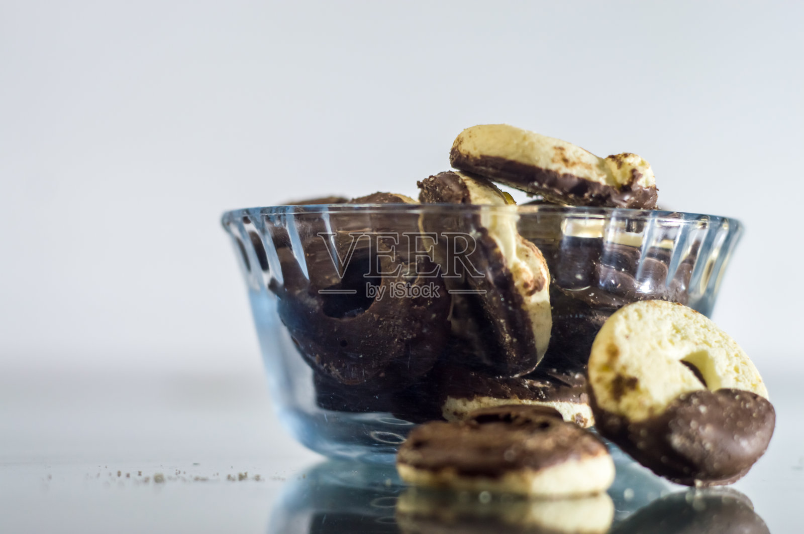 一半巧克力，一半白巧克力装在透明的玻璃里照片摄影图片