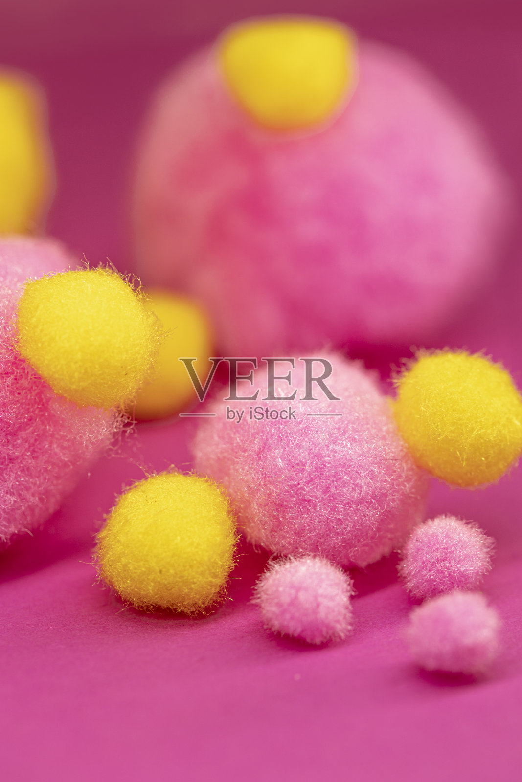 粉红色和黄色绒球的微距照片照片摄影图片