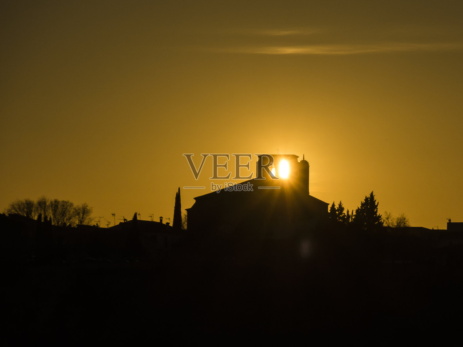 日落时分，阿拉孔镇的背光照片摄影图片