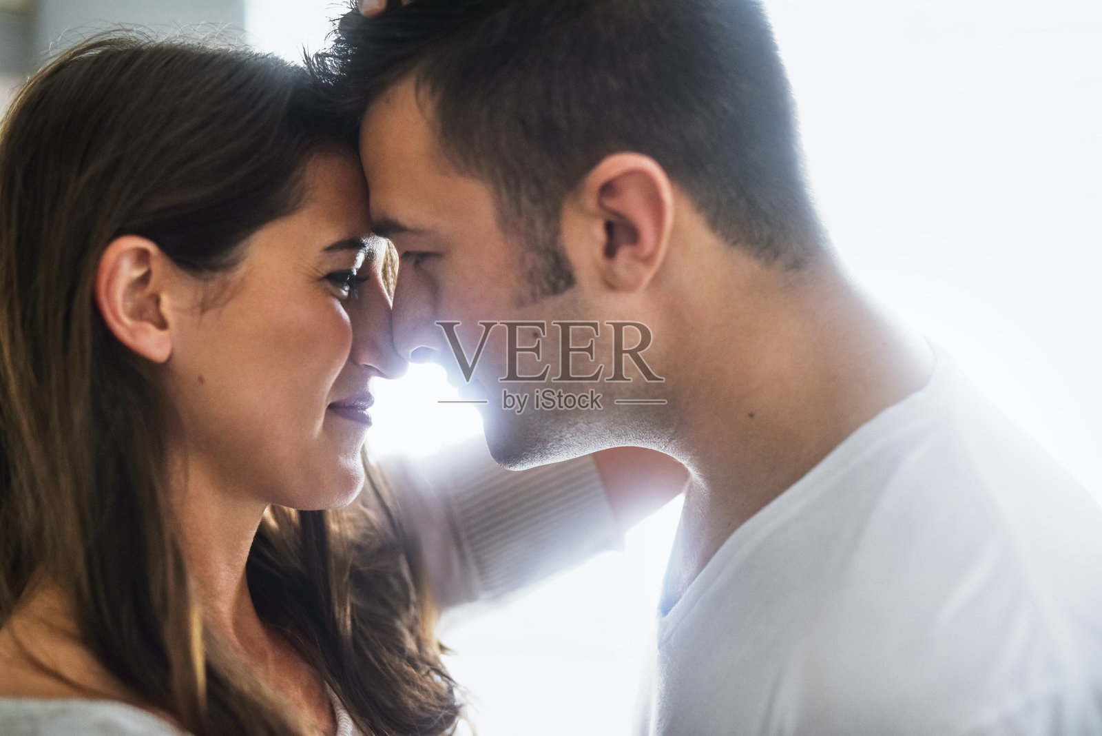 一对年轻夫妇在室内度过一天的照片照片摄影图片