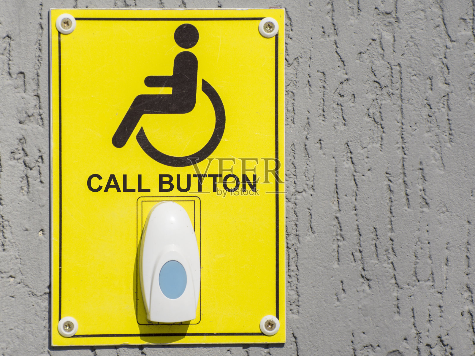 轮椅及残疾人无障碍入口标志。公共建筑入口处的员工呼叫按钮。照片摄影图片