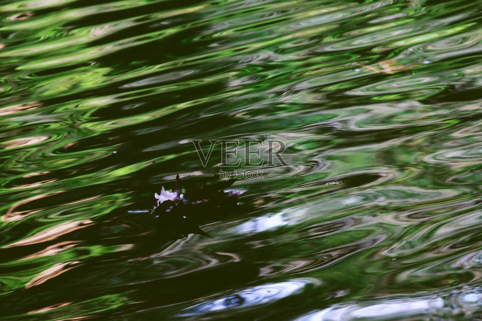 由反映在河上的图像产生的纹理。照片摄影图片
