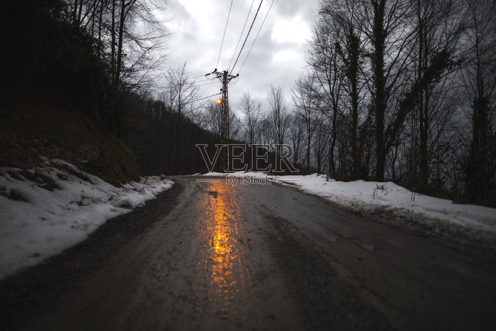 泥泞的雪山路照片摄影图片