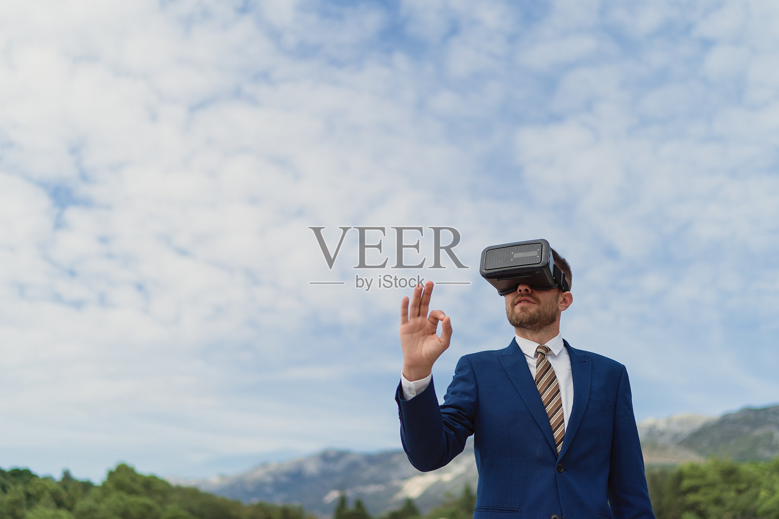 商人使用虚拟现实头盔显示虚拟现实照片摄影图片