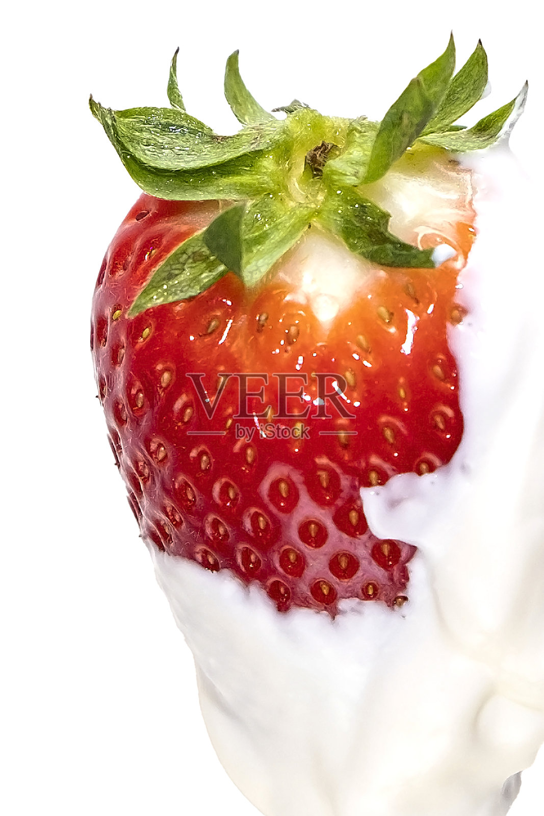 酸奶里放着成熟的红草莓。照片摄影图片