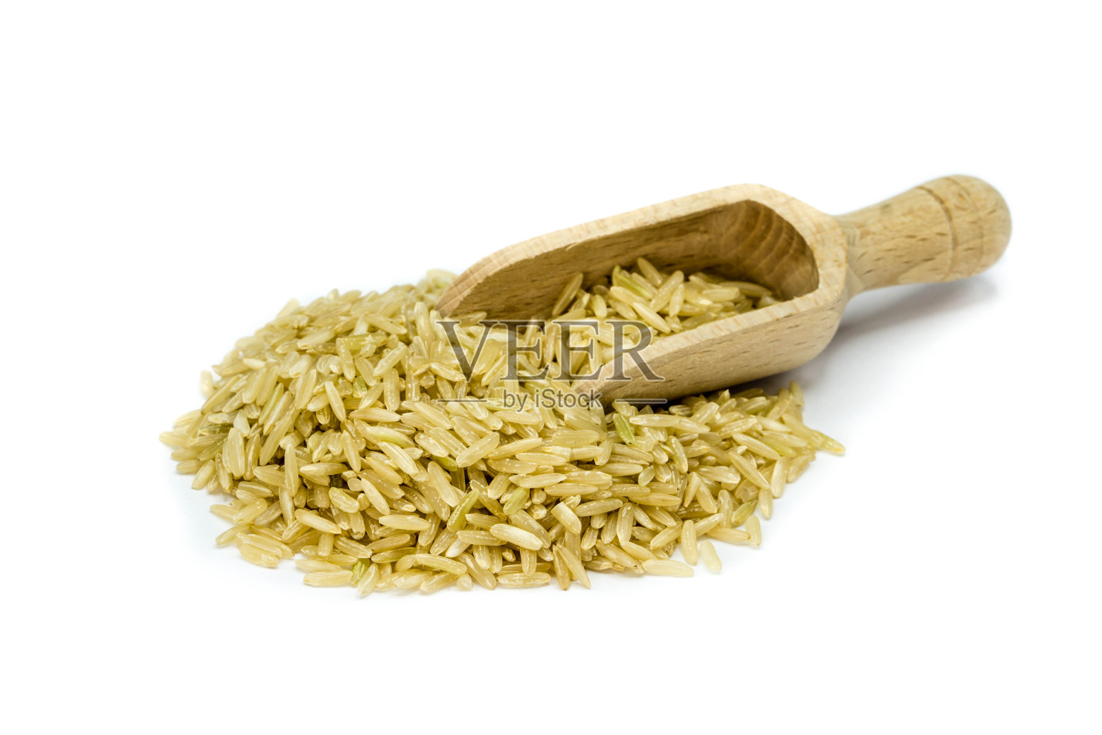 木勺上的糙米孤立在白色背景上照片摄影图片