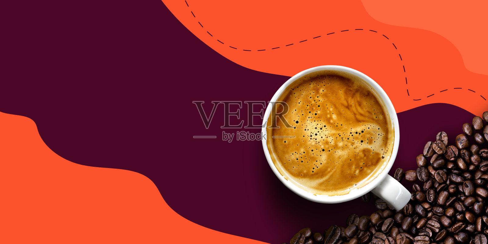 紫色和橙色背景上的热咖啡和豆子。创建问候，卡片，杂志，封面，海报和横幅等文本空间的模型和模板。前视图。平躺照片摄影图片