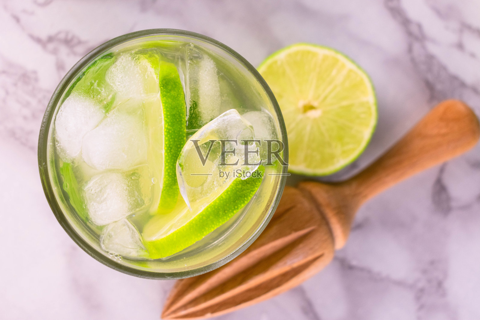 一杯清爽的莫吉托，白色背景。从以上观点。照片摄影图片