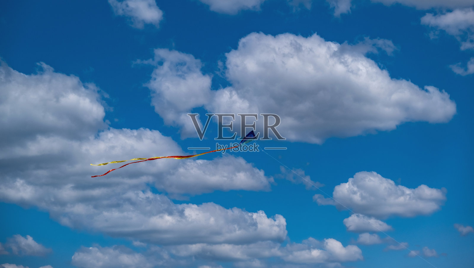 风筝在多云的蓝天背景。在视图中。照片摄影图片